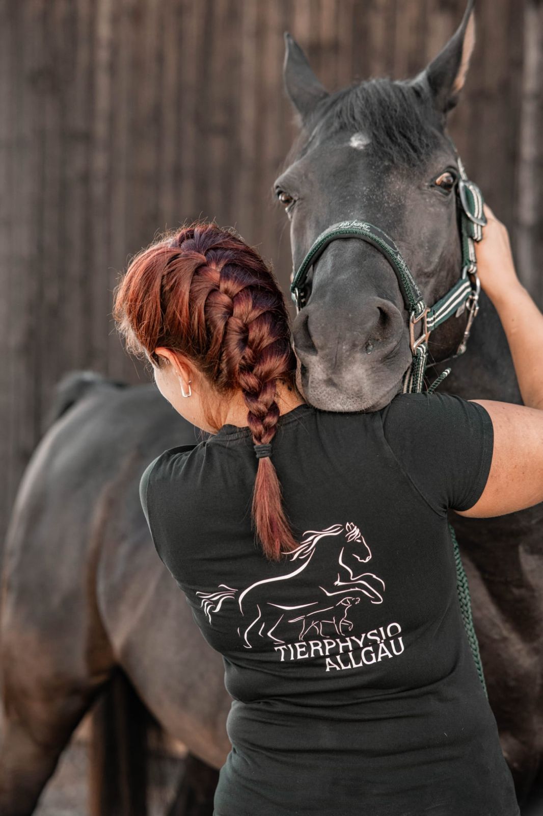 Kathrin Kurz, Tierphysiotherapeutin, mit Pferd